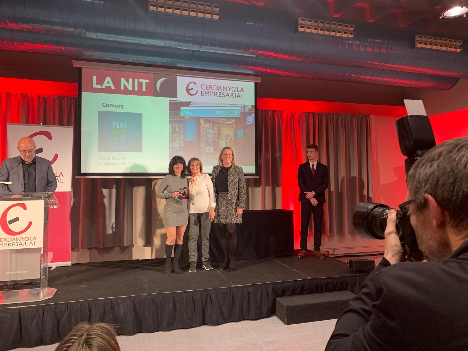 Emotiva recollida del premi al comerç lliurat per la regidora de Promoció Econòmica, Cristina Padilla. FOTO: Judit Josa