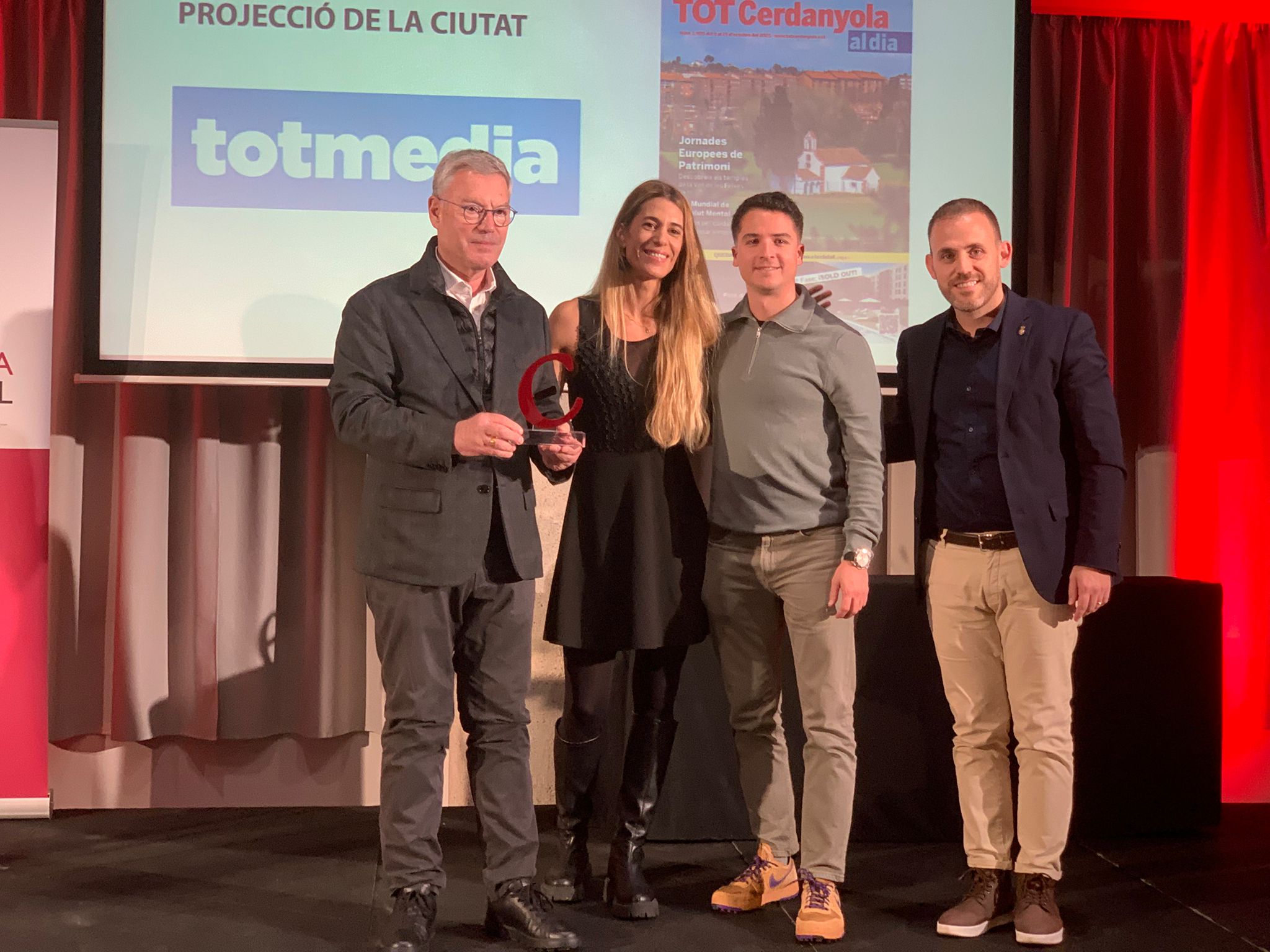 El president de Totmedia, Ramon Grau, l'adjunta a direcció general, Laura Grau; Oriol Revaliente, comercial; i l'alcalde de Cerdanyola, Carlos Cordón FOTO: Judit Josa 