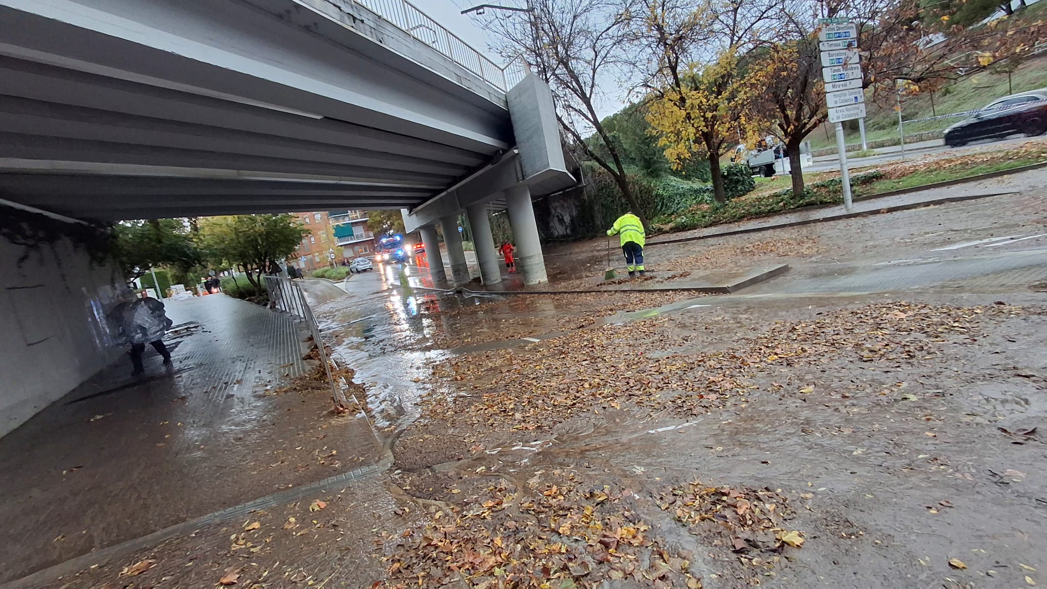 El servei de neteja de l'Ajuntament treballant per treure l'aigua acumulada sota el pont de l'avinguda de l'Enllaç. FOTO: Cedida