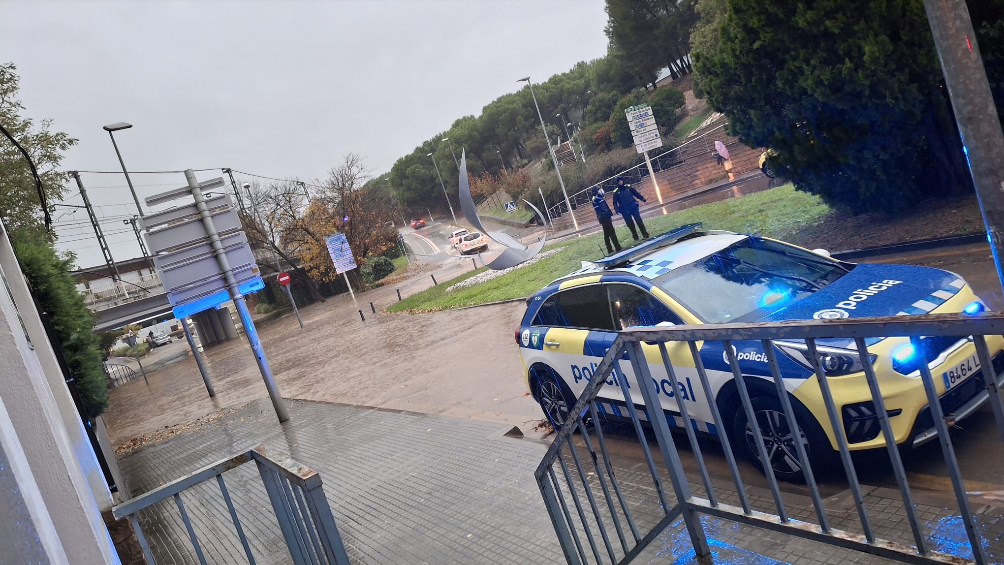 Inundacions sota el pont de l'avinguda de l'Enllaç. FOTO: Cedida