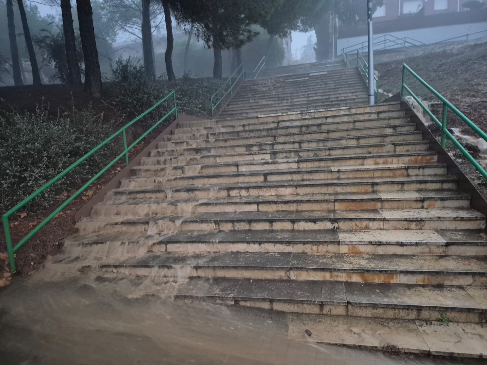 Aigua caient per les escales de l'avinguda del Carril. FOTO: TOT Sant Cugat