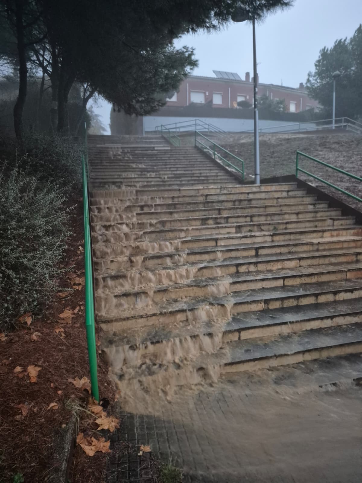 Aigua caient per les escales de l'avinguda del Carril. FOTO: TOT Sant Cugat