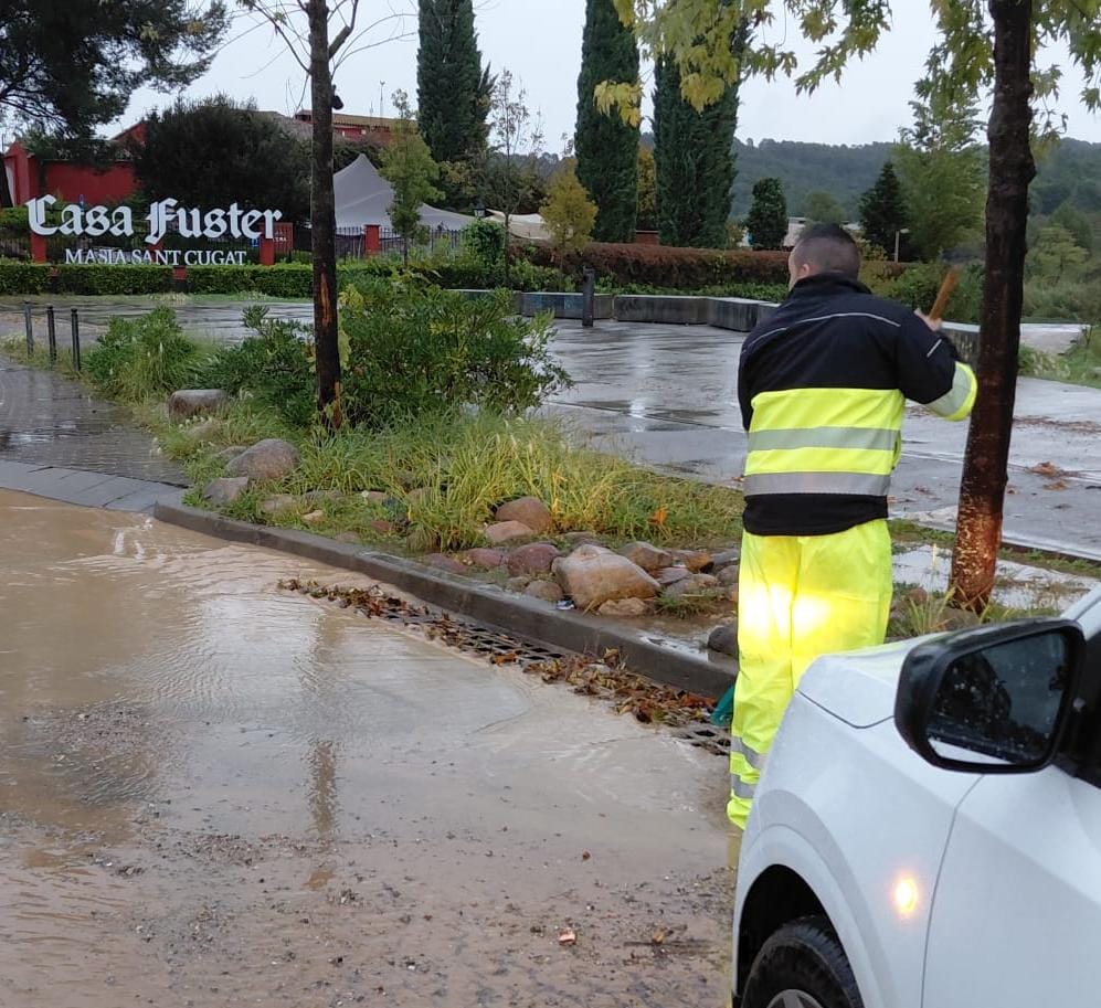 Un operari de l'Ajuntament treballant per treure l'aigua acumulada al carrer de Can Solà. FOTO: Cedida