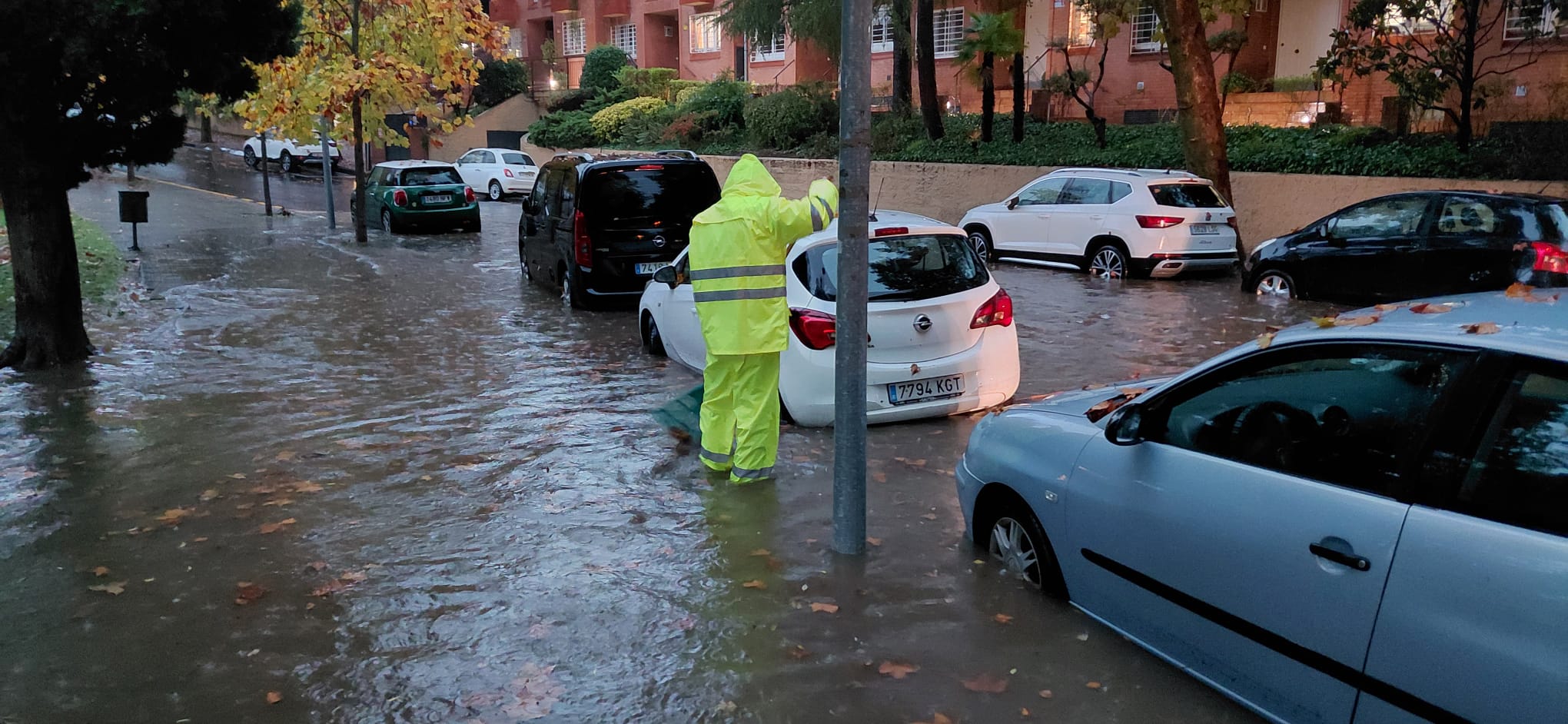 Un operari de l'Ajuntament treballant per treure l'aigua acumulada a l'avinguda de Can Volpelleres. FOTO: Cedida