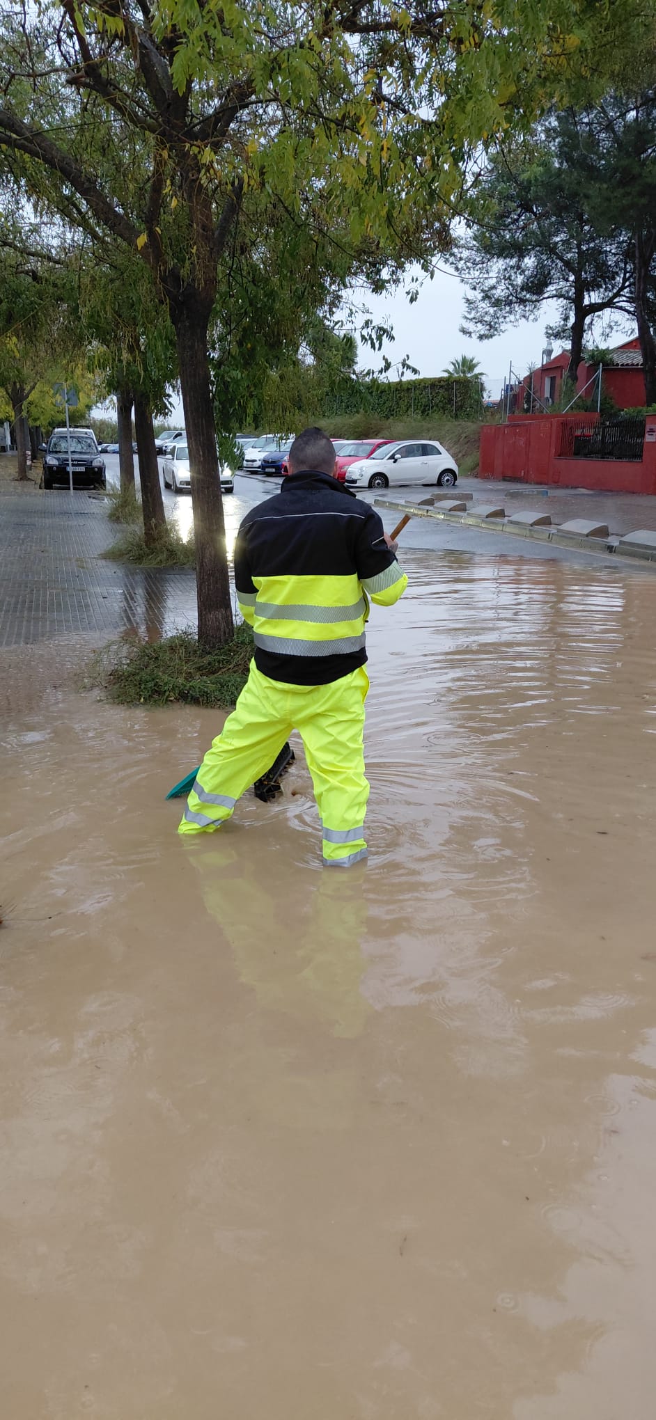 Un operari de l'Ajuntament treballant per treure l'aigua acumulada al carrer de Can Solà. FOTO: Cedida