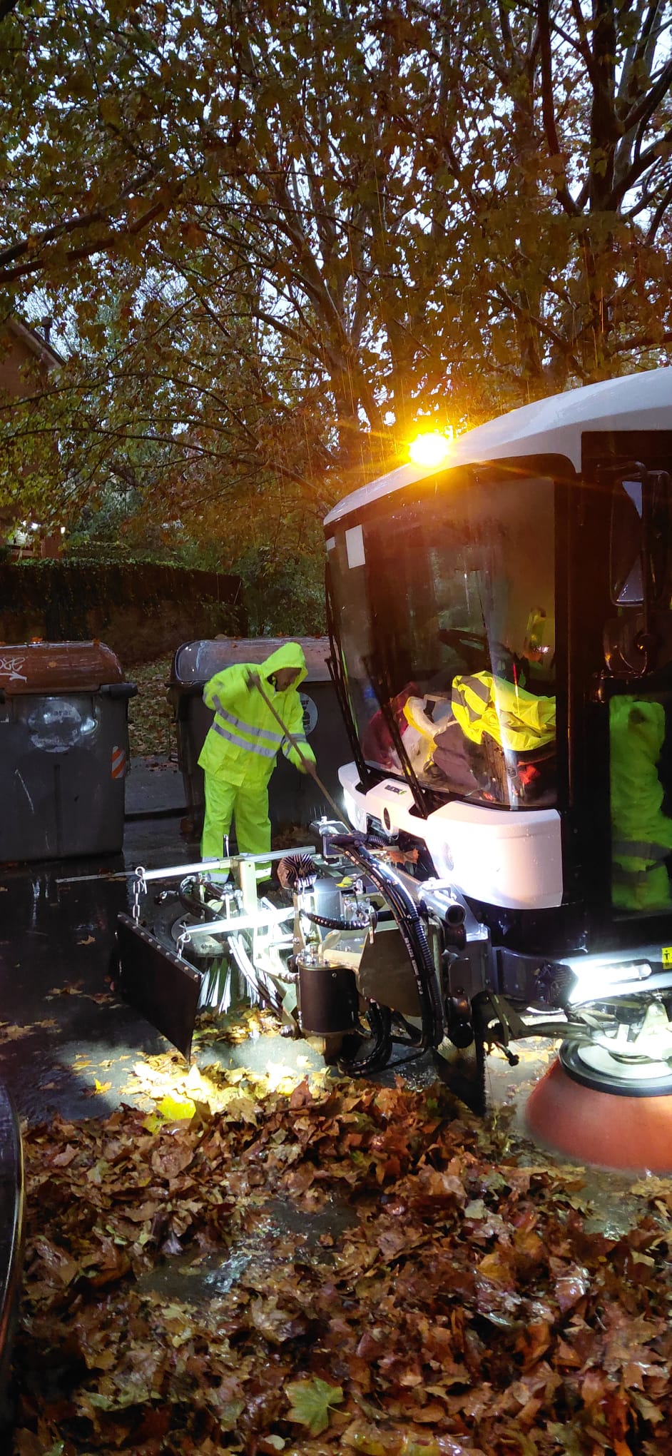 El servei de neteja de l'Ajuntament treballant per treure fulles seques a l'avinguda de Can Volpelleres. FOTO: Cedida