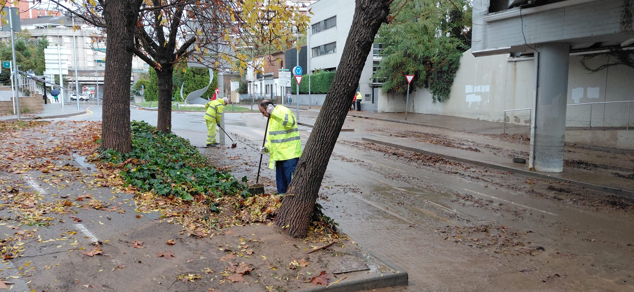 El servei de neteja de l'Ajuntament treballant per treure l'aigua acumulada sota el pont de l'avinguda de l'Enllaç. FOTO: Cedida