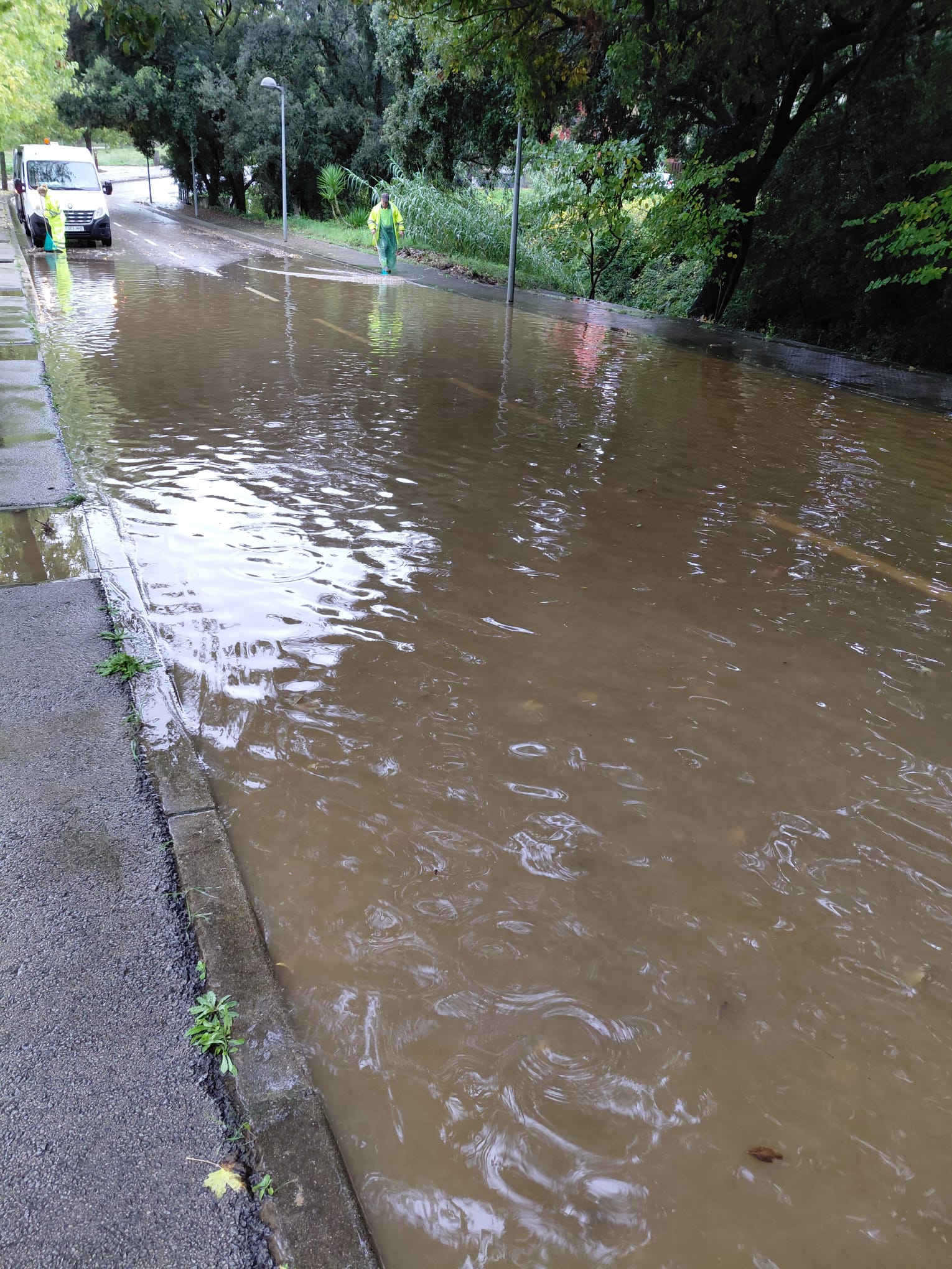 L'avinguda de Can Trabal inundada pel temporal. FOTO: Cedida