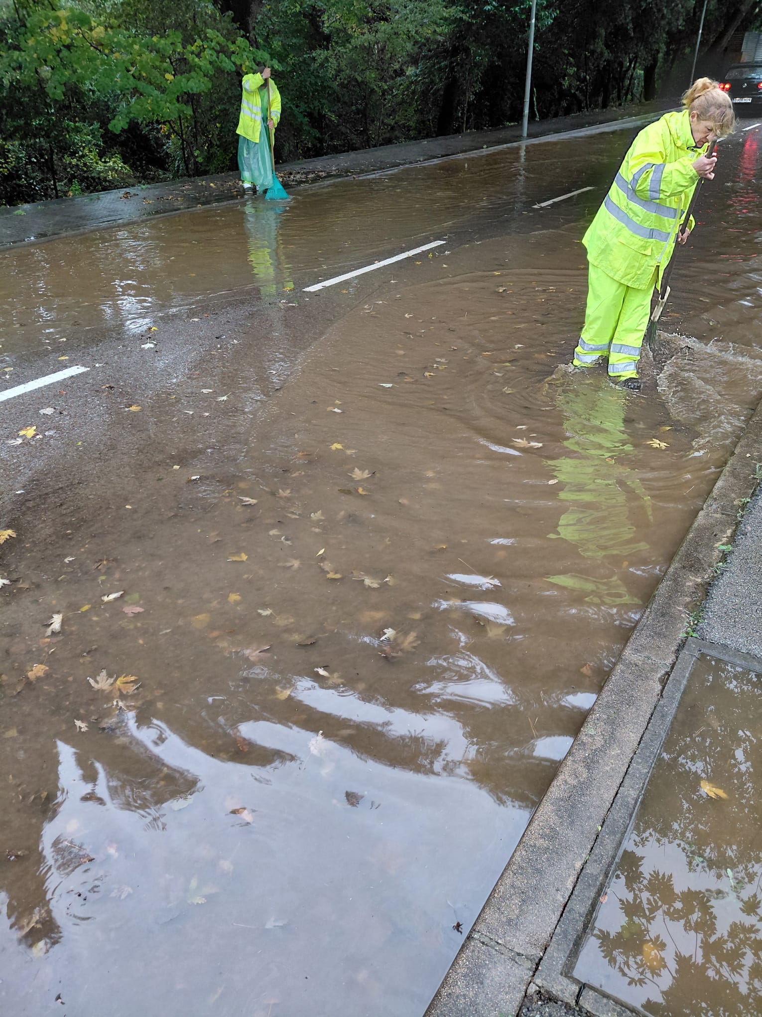Uns operaris de l'Ajuntament treballant a l'avinguda de Can Trabal, inundada pel temporal. FOTO: Cedida