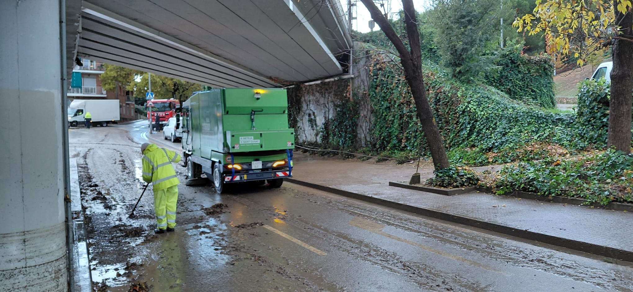El servei de neteja de l'Ajuntament treballant per treure l'aigua acumulada sota el pont de l'avinguda de l'Enllaç. FOTO: Cedida