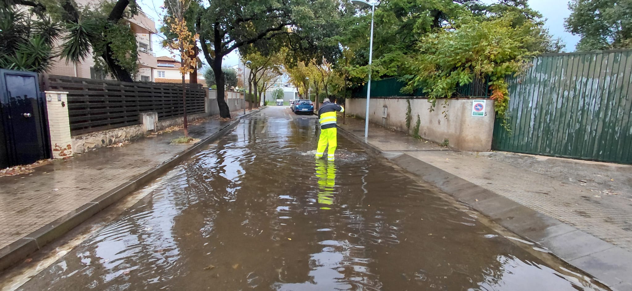 Un operari de l'Ajuntament treballant per treure l'aigua acumulada al carrer de Menorca. FOTO: Cedida