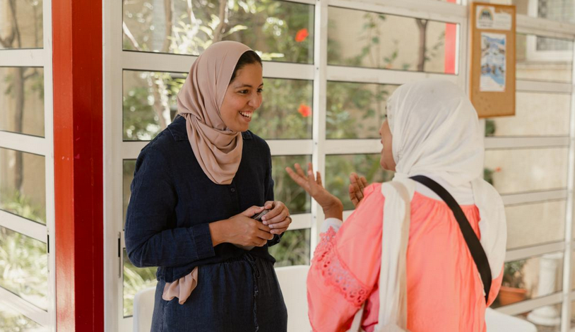 Salima El Meziani amb una usuària de CODENAF. FOTO: Dani Medina. Fundació ”la Caixa”