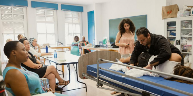 Usuaris en un taller de Més Feina a CODENAF. FOTO: Dani Medina. Fundació ”la Caixa”