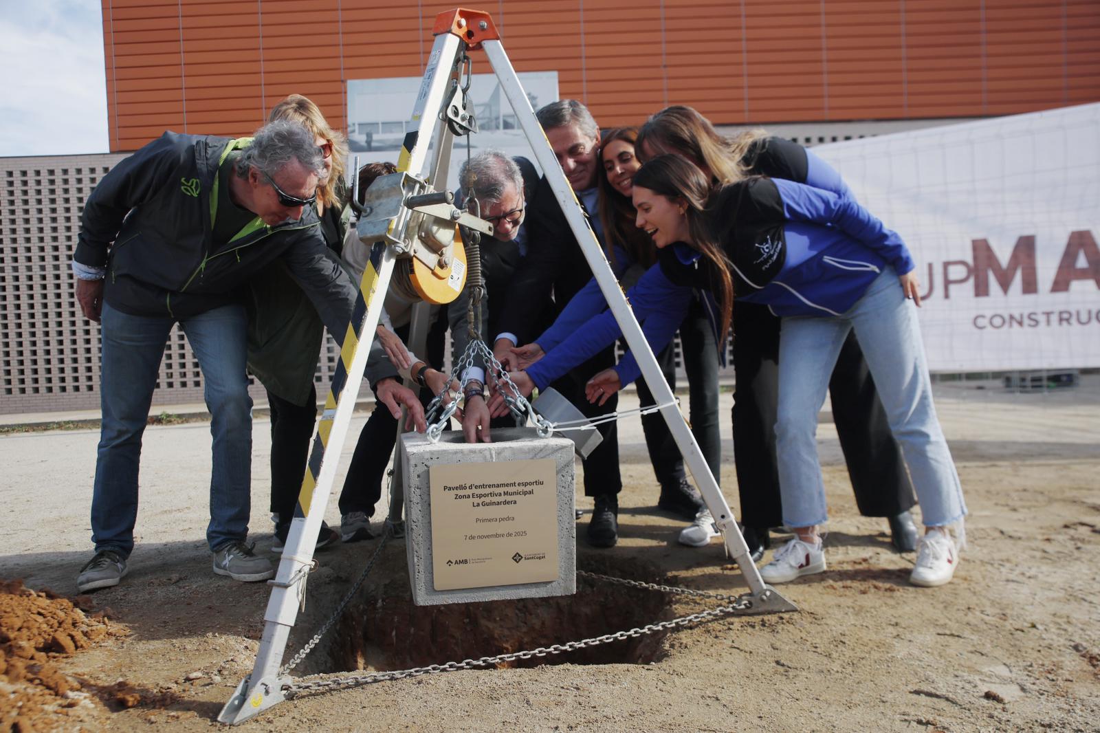 Col·locació de la primera pedra del nou pavelló d'entrenament de gimnàstica rítmica a la Guinardera. FOTO: Ajuntament