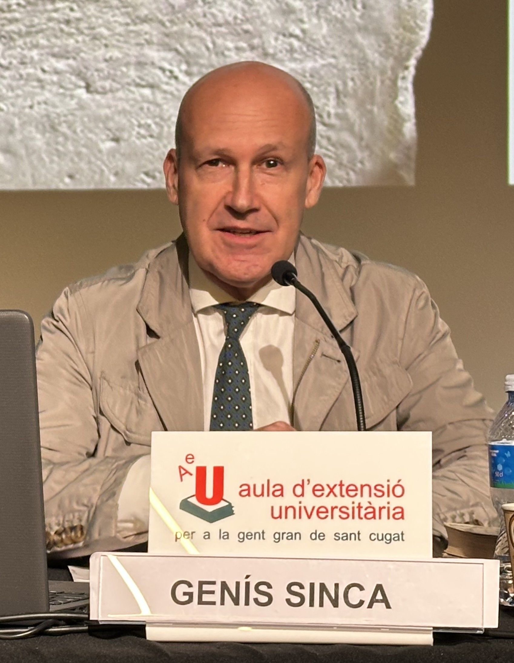 Genís Sinca en la conferència de l'Aula d'Extensió Universitària per a la Gent Gran. FOTO: Cedida