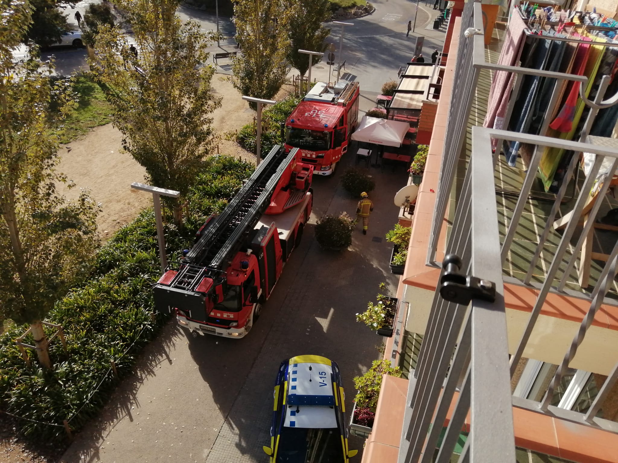 Actuació de Bombers i Policia Local per accedir a l'habitatge FOTO: Cedida