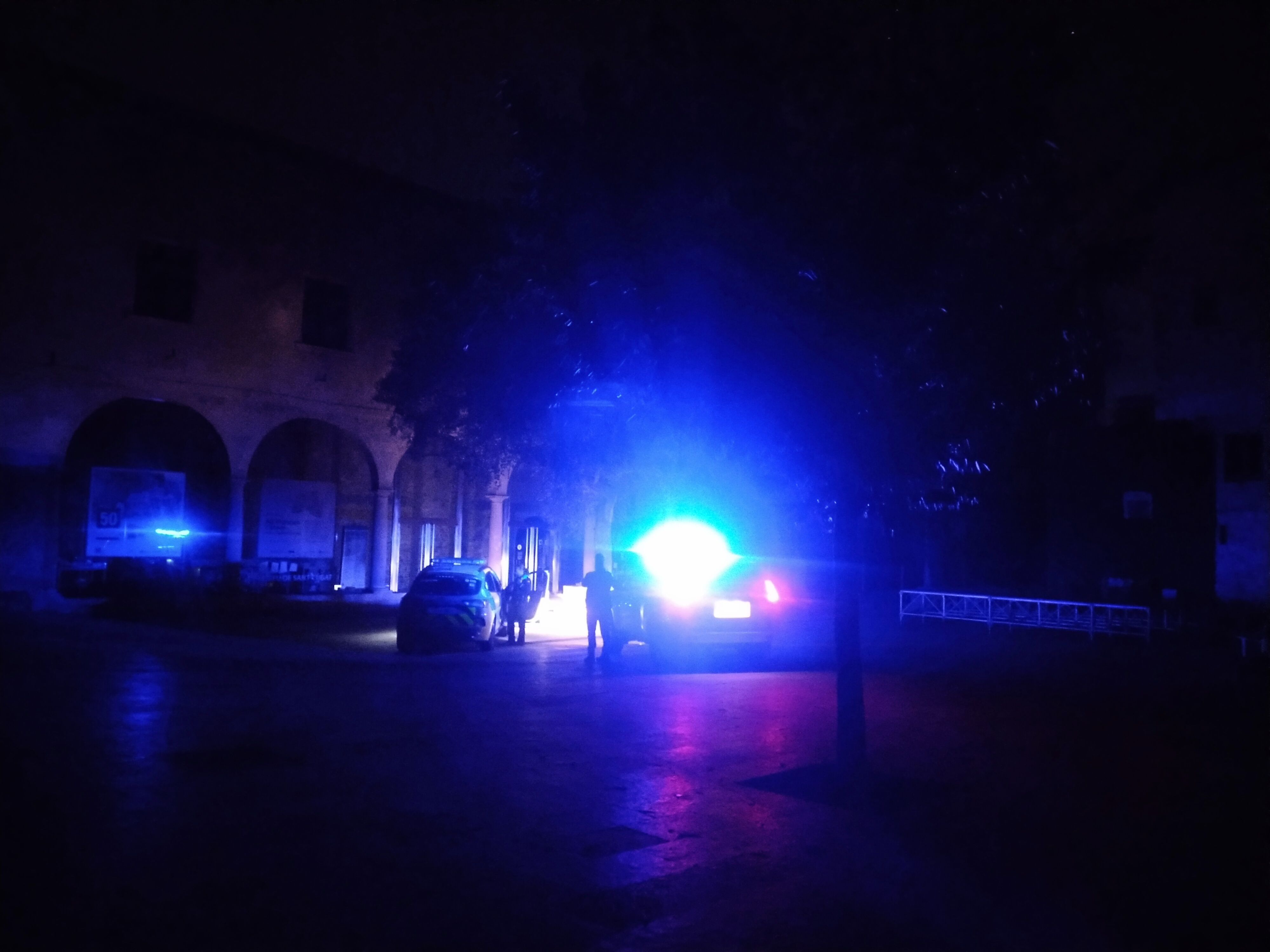 La Policia patrullant als voltants del Monestir, a les fosques. FOTO: TOT Sant Cugat 
