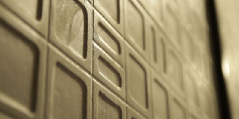 Una de les parets destaca per un enrajolat texturat FOTO: Cedida