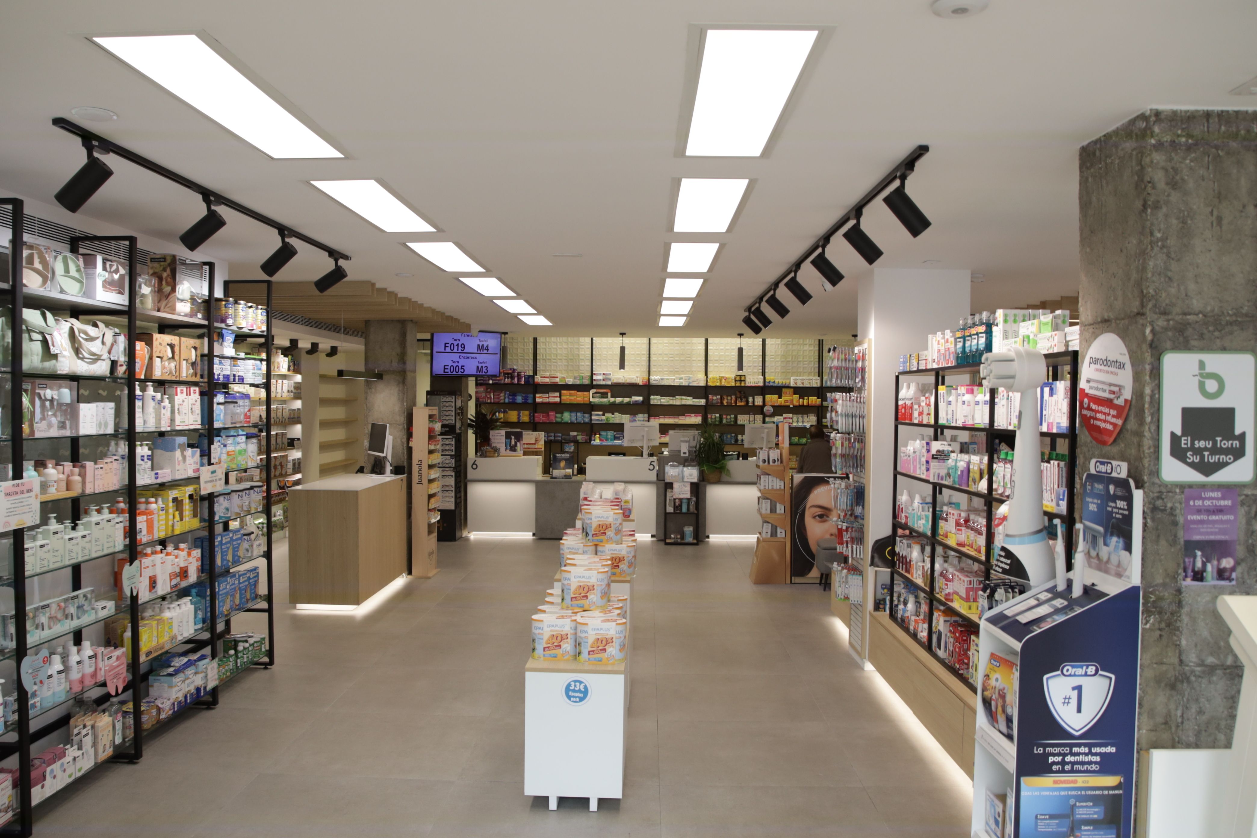 Imatge general de la farmàcia on es poden veure els diferents tipus de paviments FOTO: Cedida