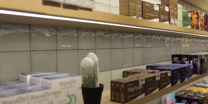 La rajola destaca per ser una peça artesanal en color verd suau FOTO: Cedida