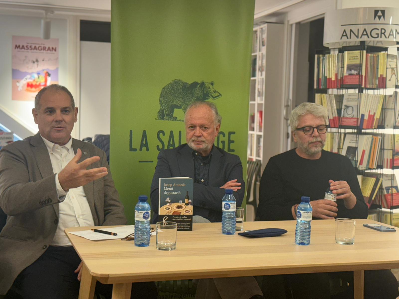 Juanjo Cortés, Josep Amorós i Oscar Broc (d'esquerra a dreta) en la presentació del llibre 'Menú degustació'. FOTO: TOT Sant Cugat