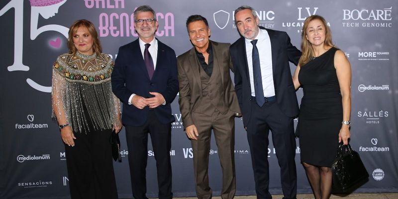 La regidora Núria Fernández, l'alcalde Josep Maria Vallès, amb el doctor Ivan Mañero FOTO: Antonio Romero