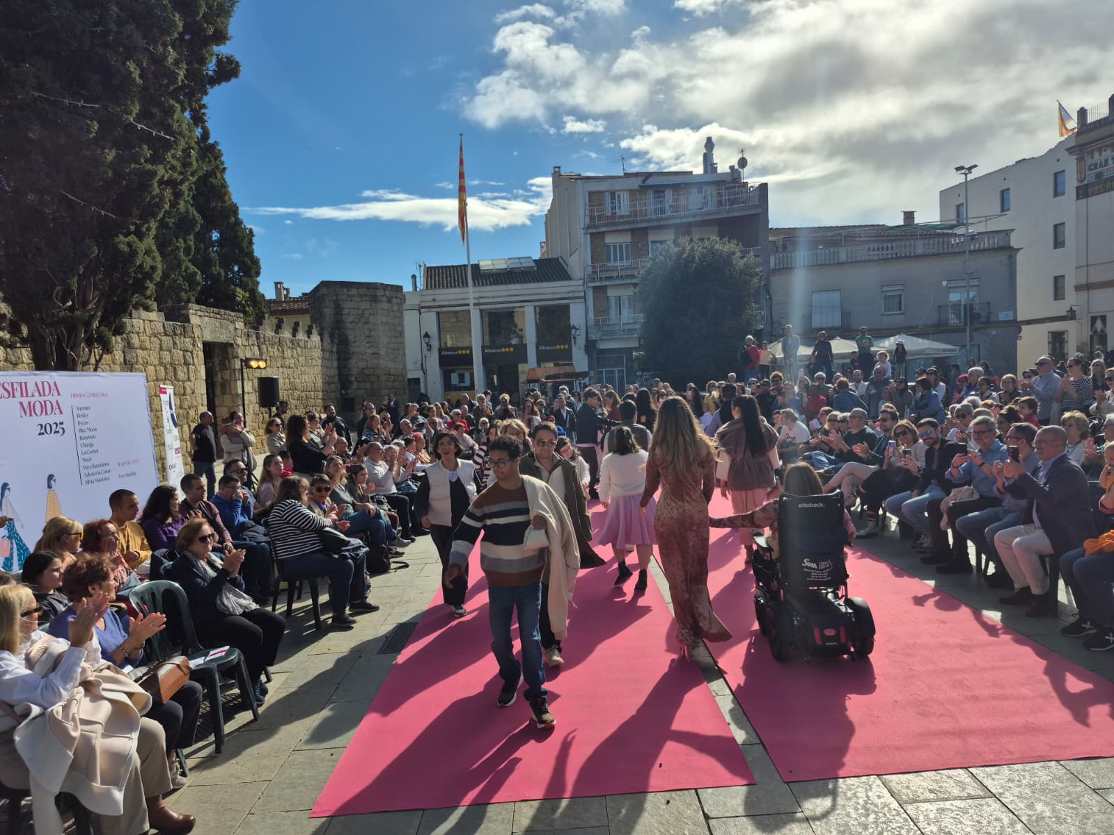 Desfilada inclusiva a la plaça d'Octavià FOTO: TOT Sant Cugat