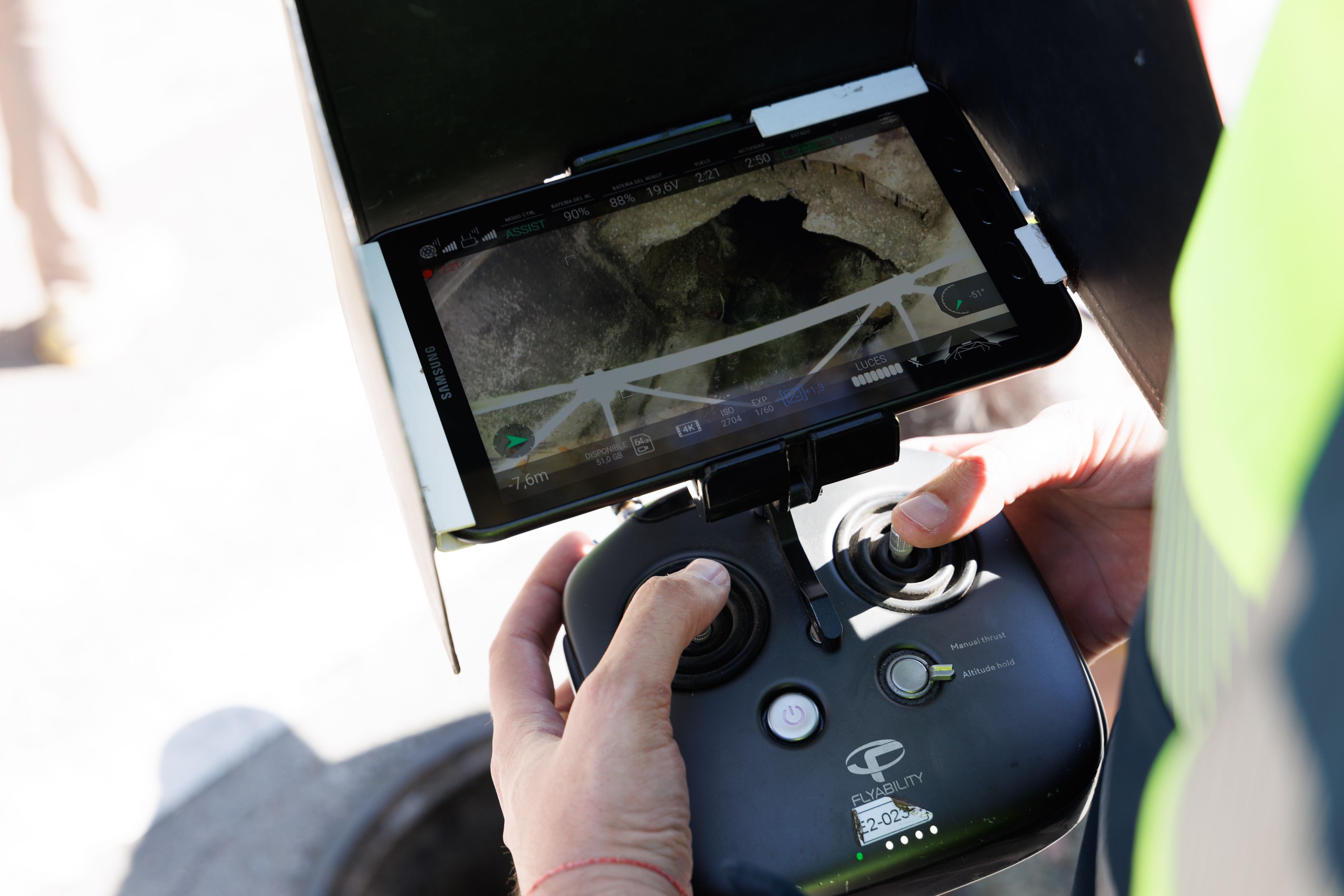 Comandament d'un equip d'inspecció de sanejament amb dron. FOTO: Cedida