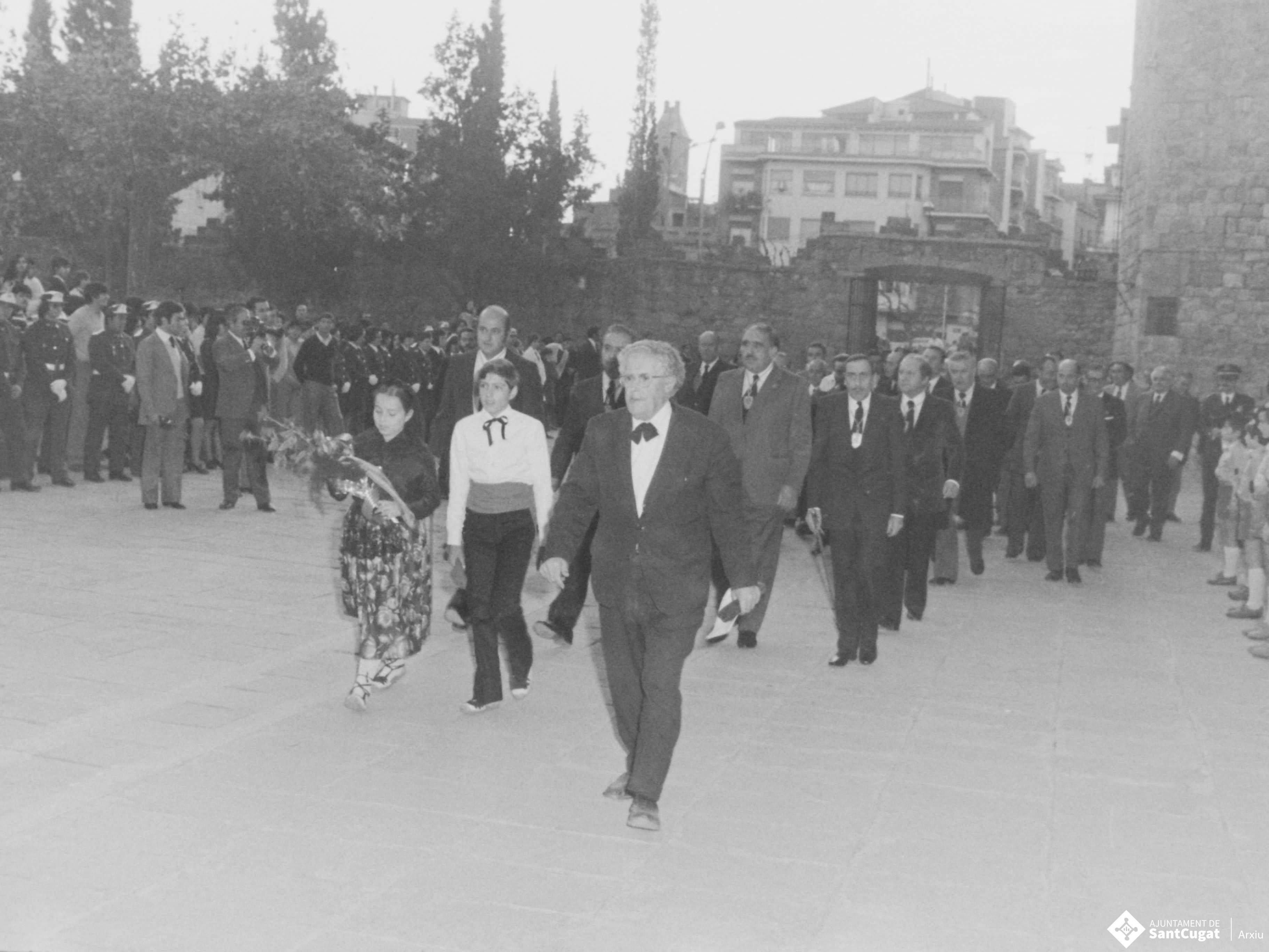 Arribada dels assistens a la missa celebrada en honor al dictador Francisco Franco Bahamonde, a l'església de Sant Pere d'Octavià. FOTO: Fons Cabanas