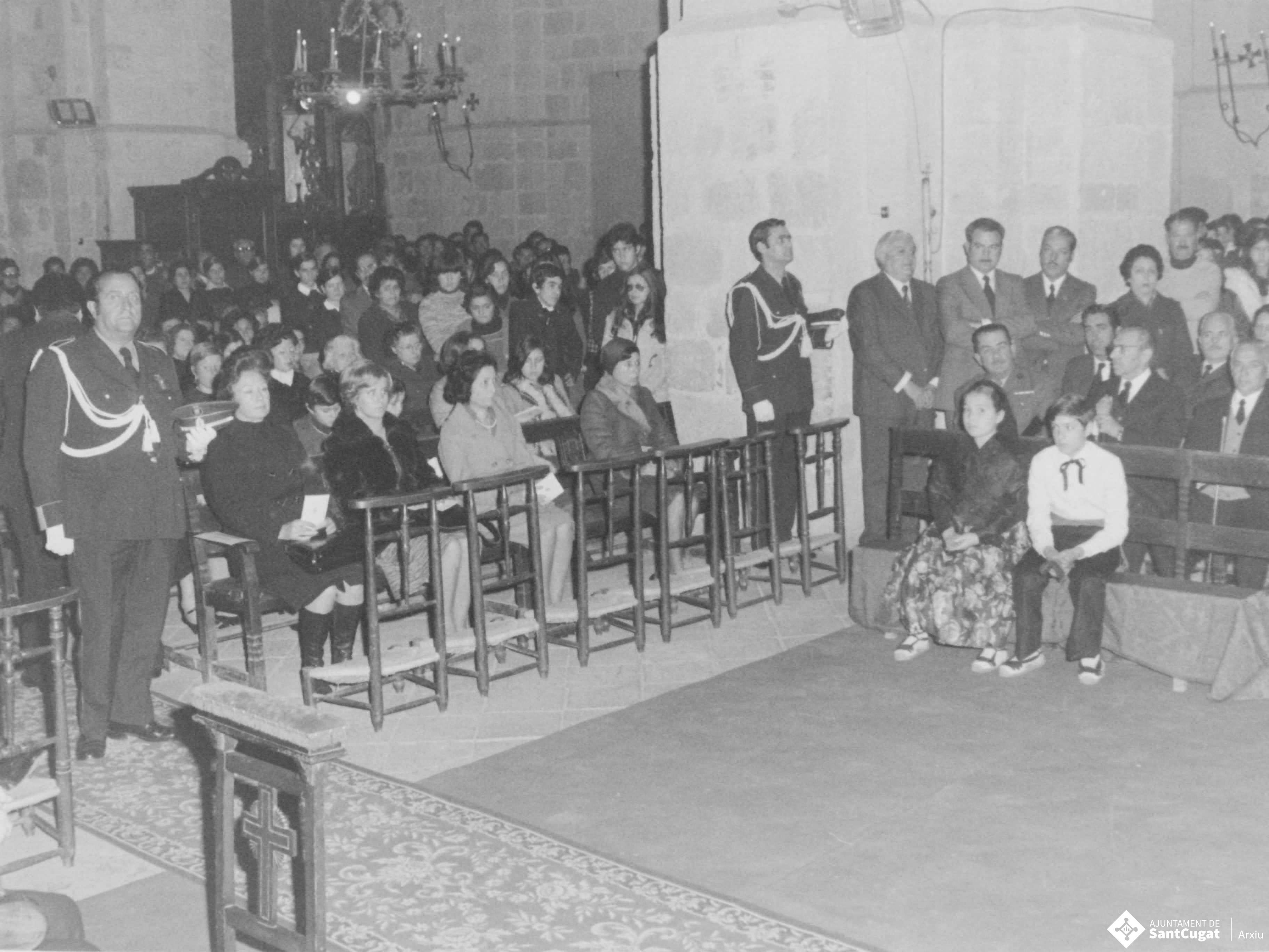 Missa celebrada en honor al dictador Francisco Franco Bahamonde, a l'església de Sant Pere d'Octavià. FOTO: Fons Cabanas (AMSCV)