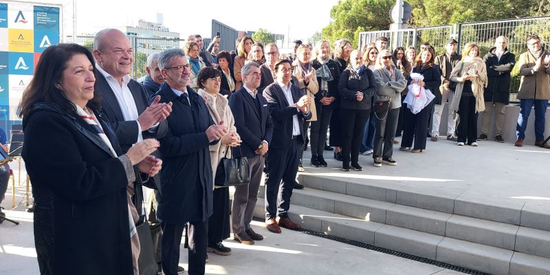 A l'esquerra, el director del centre, Jordi Ros, enmig de la regidora d'educació, Carme Ardid, i l'alcalde de Sant Cugat, Josep Maria Vallès. FOTO: Josep Lluís Silva