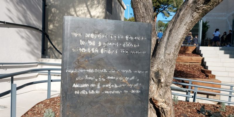 Placa de l'edifici Alzina d'Agora Sant Cugat. FOTO: Josep Lluís Silva