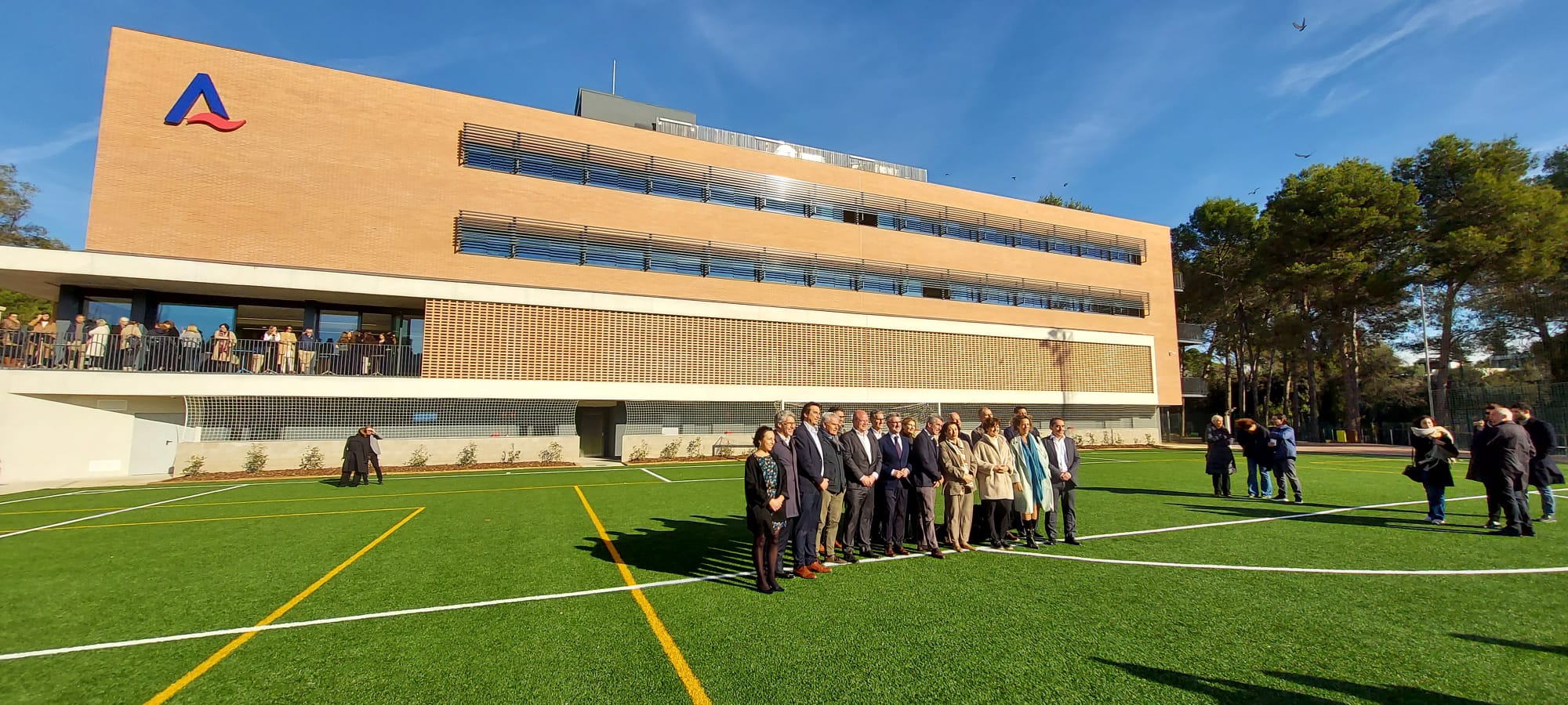 Foto de família a l'Edifici Alzina per a Batxillerat de l'Agora Sant Cugat International School. FOTO: Josep Lluís Silva