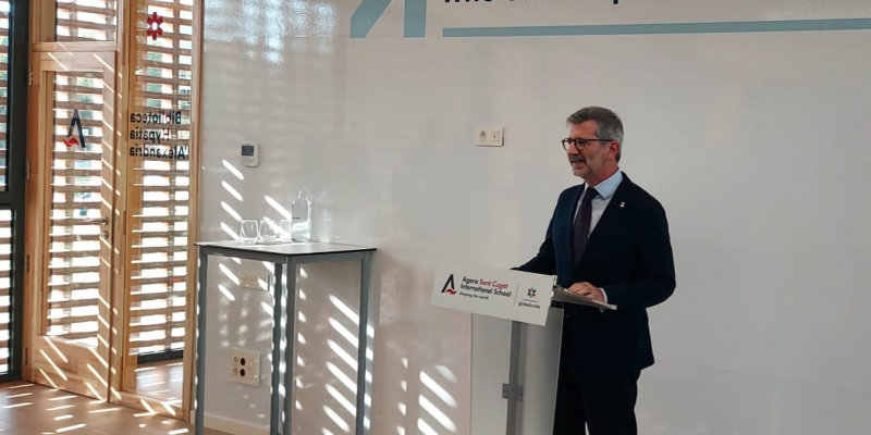 L'alcalde de Sant Cugat, Josep Maria Vallès, durant l'acte a l'edifici Alzina d'Agora Sant Cugat International School. FOTO: Josep Lluís Silva
