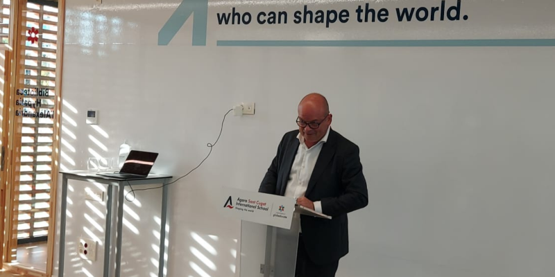 El director de l'Agora Sant Cugat International School durant el seu parlament a l'acte d'inauguració de l'edifici Alzina. FOTO: Josep Lluís SIlva
