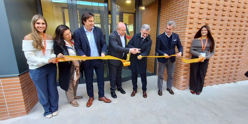 Tallada de cinta a la inauguració oficial de l'edifici Alzina de Agora Sant Cugat International School. FOTO: Josep Lluís Silva