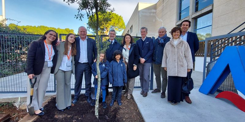 Foto de família davant de l'alzina plantada a l'edifici Alzina. A la foto, el director Jordi Ros, l'alcalde Josep Maria Vallès, i la regidores d'educació Carme Ardid i la regidora d'esports, Núria Escamilla, juntament amb la representants de la comunitat educativa i directiva del centre. FOTO: Josep Lluís Silva