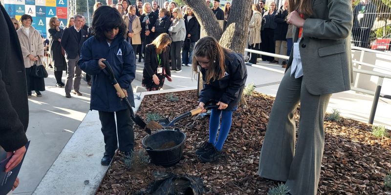 Alumnes de Agora Sant Cugat International School enterrant la caixa del temps. FOTO: Josep Lluís Silva