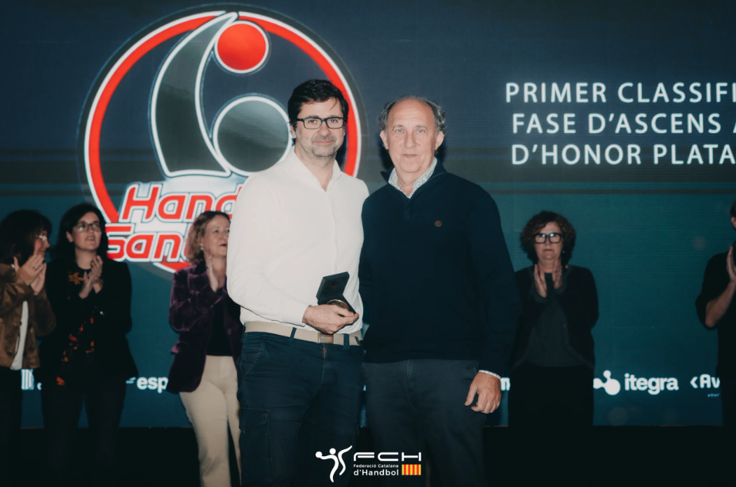Gerard Fargas (esquerra), president de l'Handbol Sant Cugat, recull el guardó durant la 32a Festa de l'Handbol Català. FOTO: Federació Catalana d'Handbol