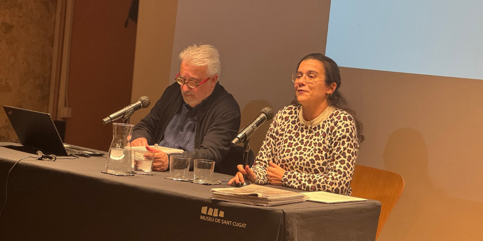 Jordi Casas i Esther Madrona a la conferència 'Sant Cugat 1975, l’any de la mort de Franco'. FOTO: TOT Sant Cugat
