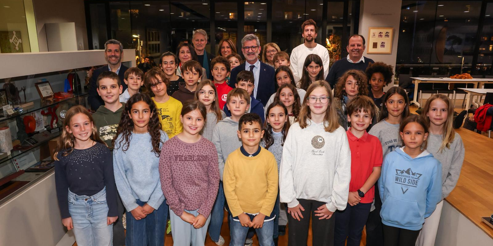 Els membres del Consell d'Infants amb representats de l'Ajuntament FOTO: Ajuntament