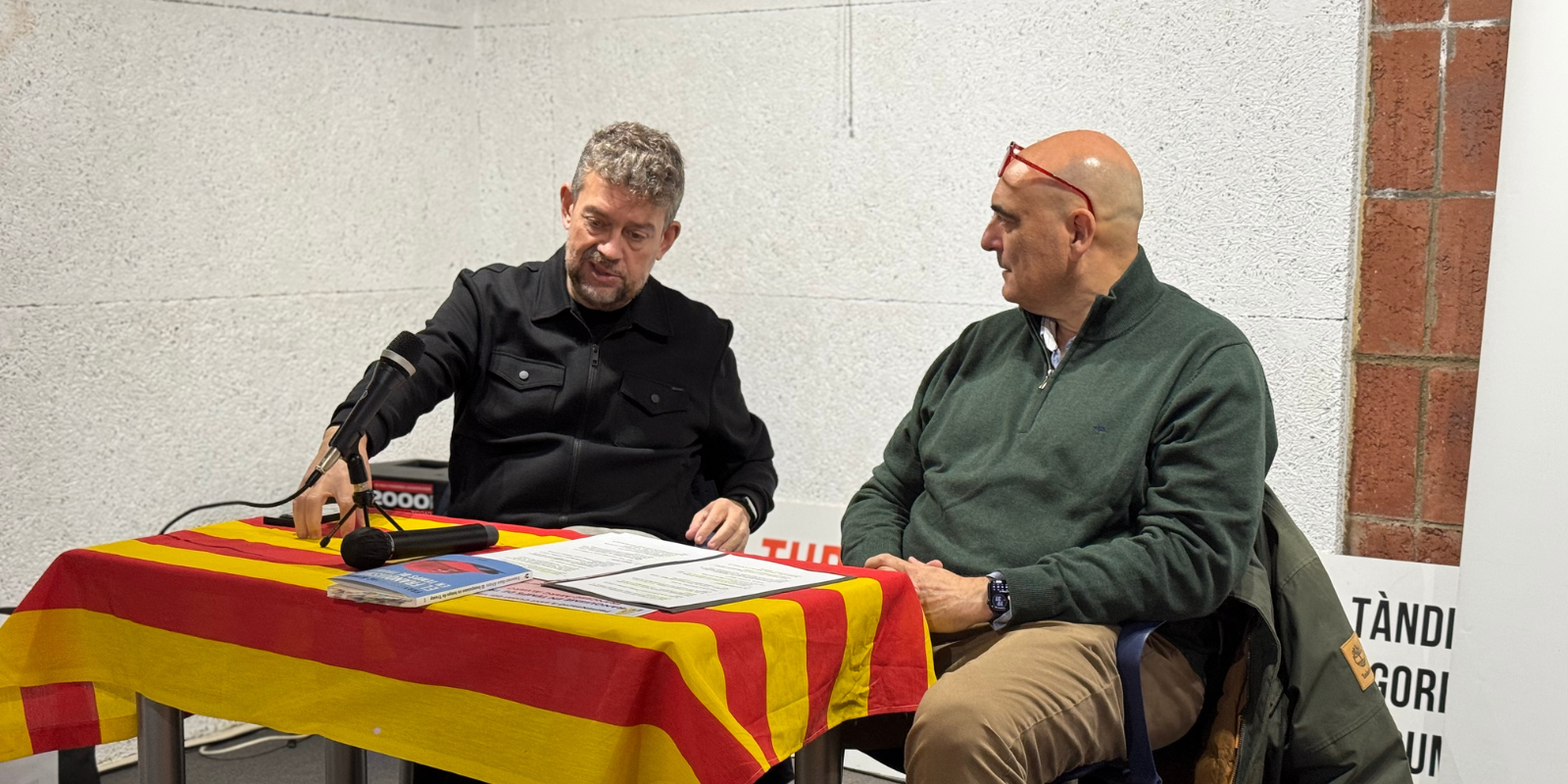 Francesc-Marc Álvaro i Xavier Bosch en la presentació del llibre 'El franquisme en temps de Trump'. FOTO: TOT Sant Cugat