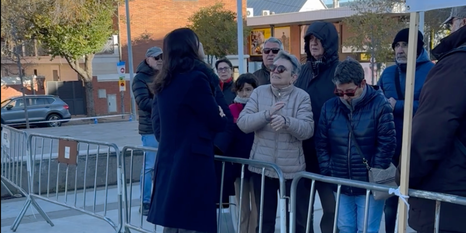 La consellera d'Interior i Seguretat, Núria Parlon amb els veïns de la plaça d'en Coll. FOTO: TOT Sant Cugat