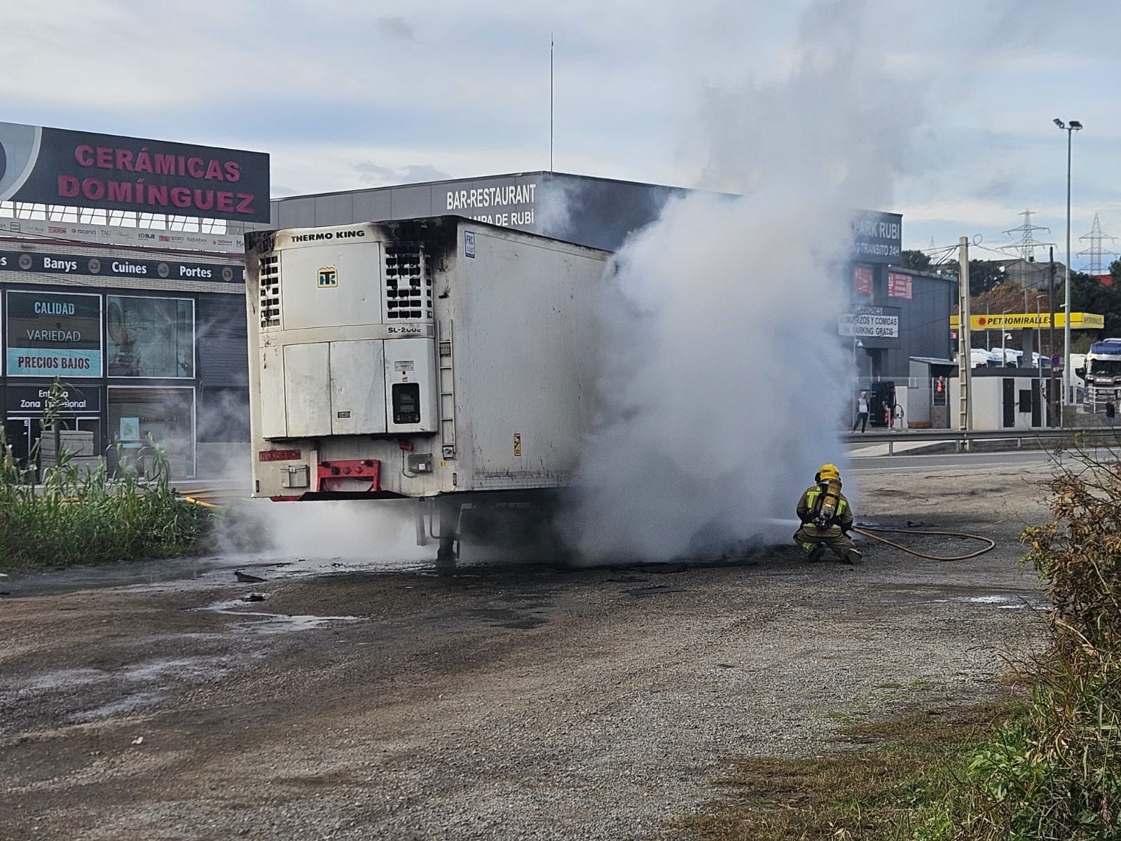 L'incendi ha succeït a la carretera de Molins de Rei. FOTO: Manel Cervantes