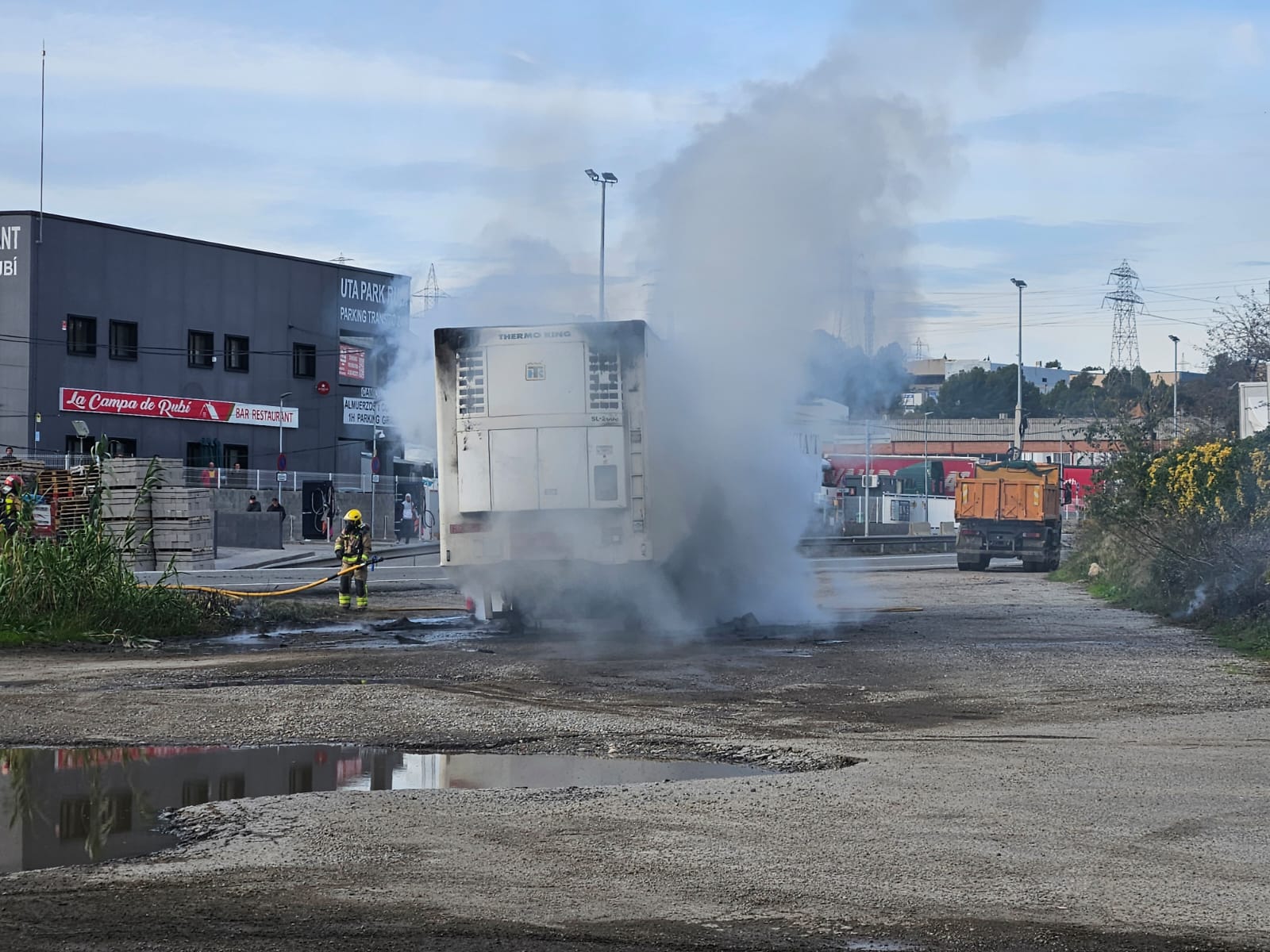 L'incendi ha succeït a la carretera de Molins de Rei. FOTO: Cedida