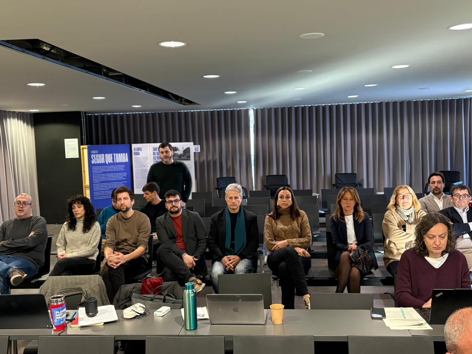 Regidors de l'oposició han abandonat les seves cadires de regidors FOTO: Àgata Guinó (TOT Sant Cugat)