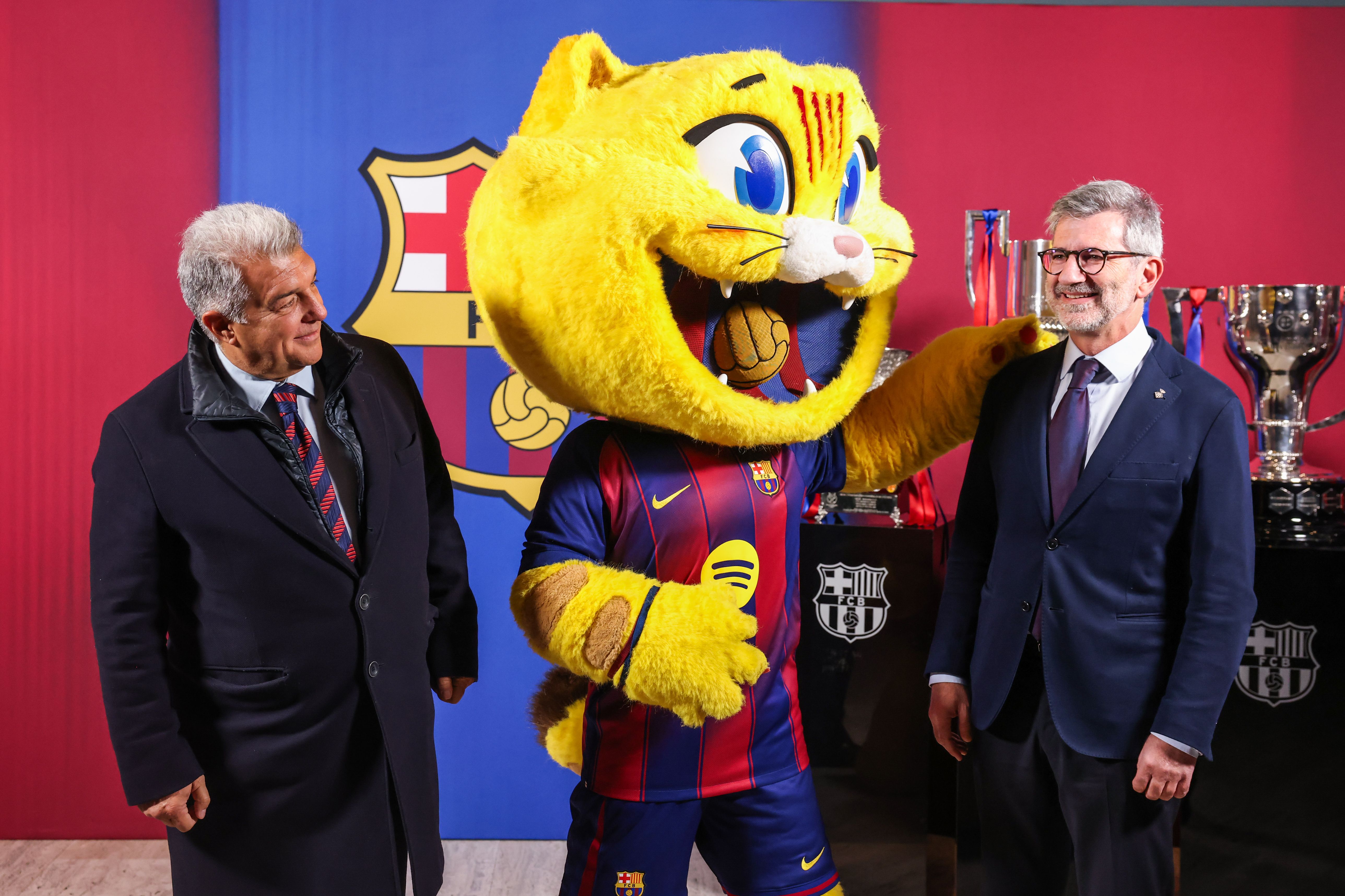 Cat, la mascota del FC Barcelona, amb el president del club blaugrana, Joan Laporta (esquerra), i l'alcalde de Sant Cugat, Josep Maria Vallès (dreta). FOTO: Ajuntament