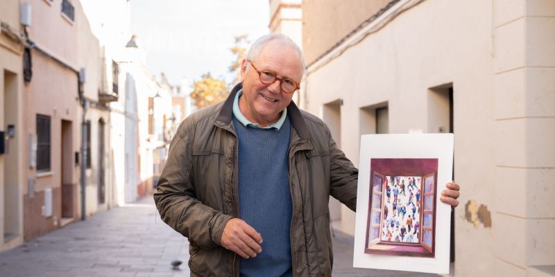 L'artista santcugatenc Paco Minuesa amb la portada del suplement dels 40 anys. FOTO: TOT Sant Cugat