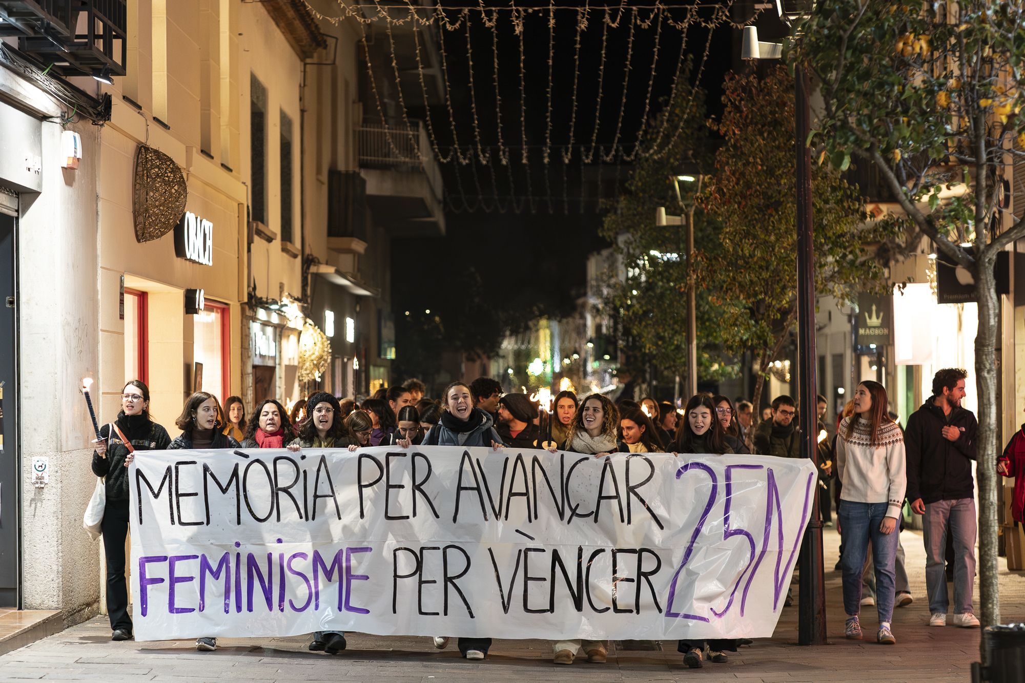 Unes 300 manifestants surten als carrers de Sant Cugat per a reivindicar el 25-N. FOTO: Mireia Comas (TOT Sant Cugat)