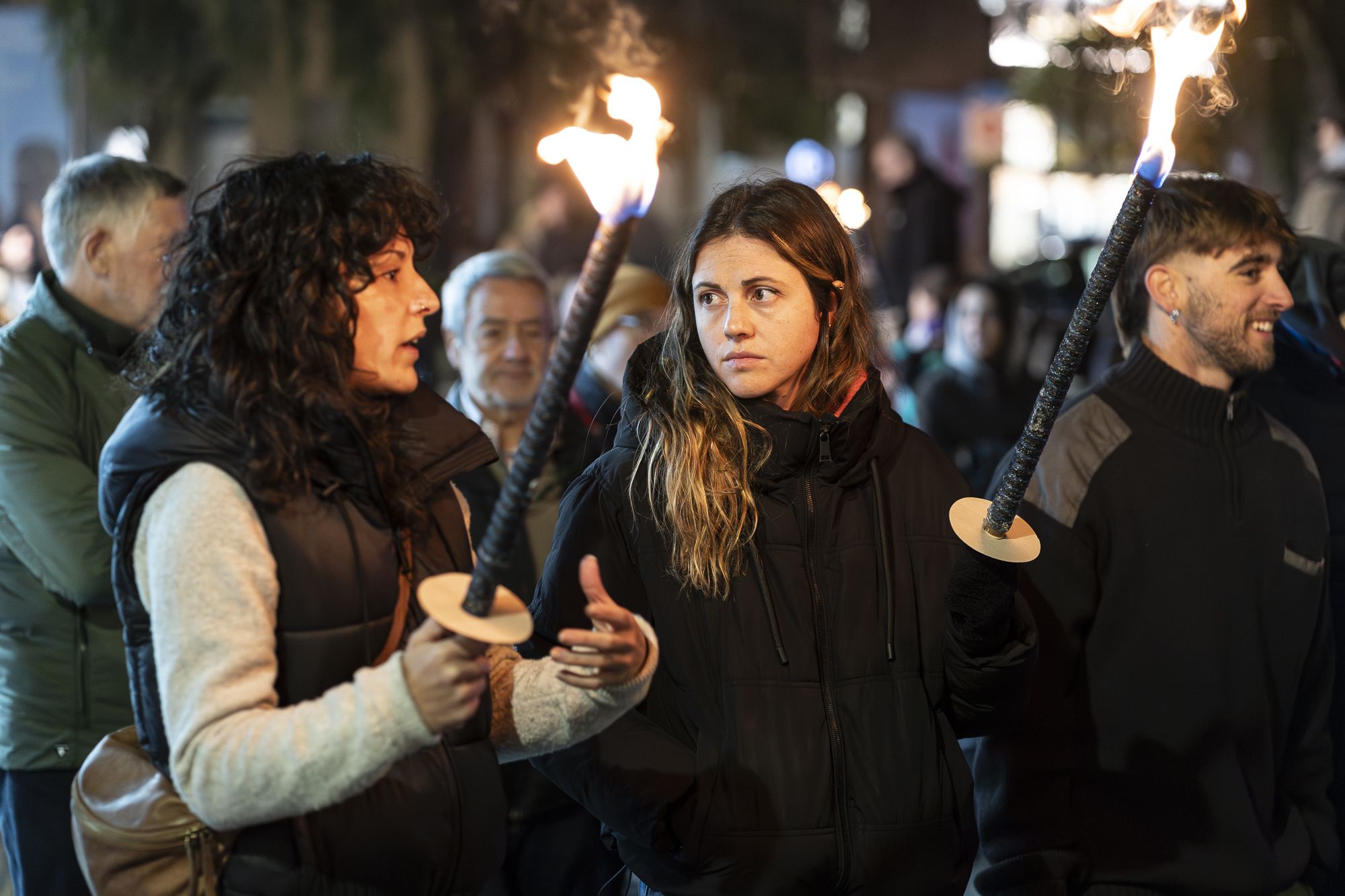 Unes 300 manifestants surten als carrers de Sant Cugat per a reivindicar el 25-N. FOTO: Mireia Comas